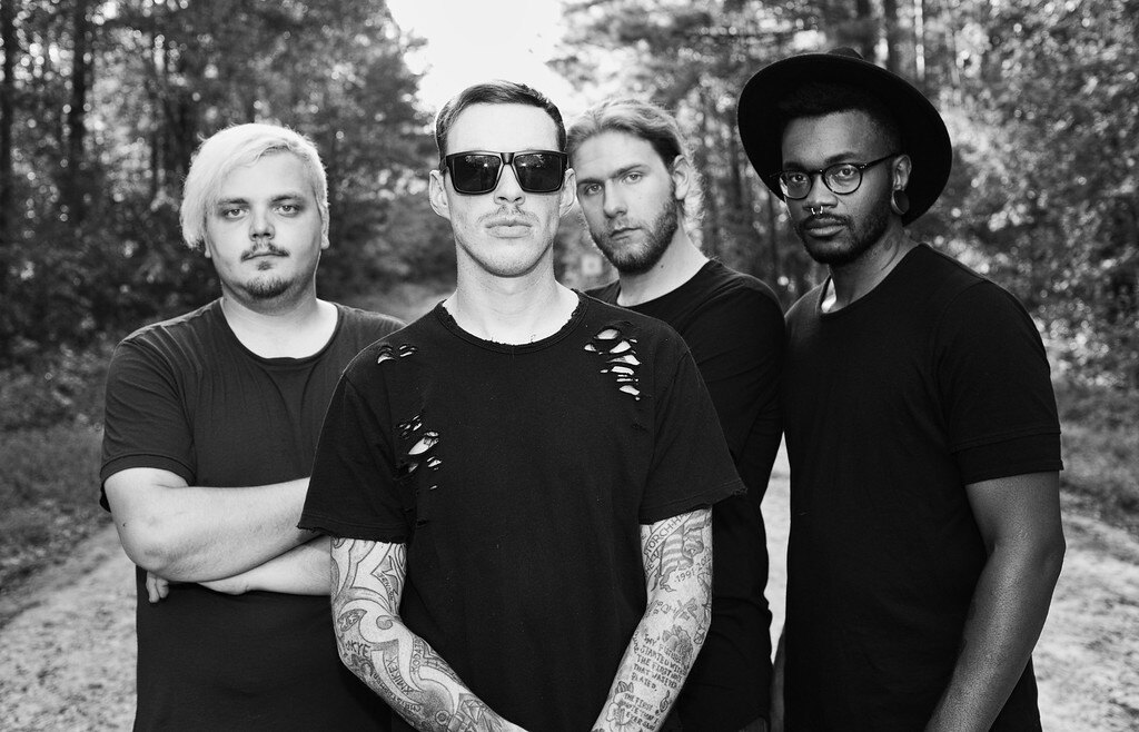 Alt Rock Band Mknly  Release New Single "When I'm Lonely"