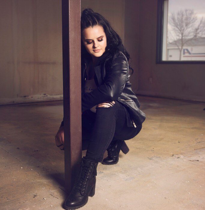 Shayla Souliere Releases New Single "Let Me Go"