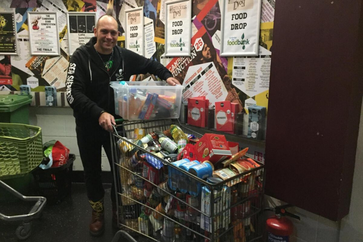 Britse folkpunk band houdt Food Drop voor Voedselbank Zuid-Limburg