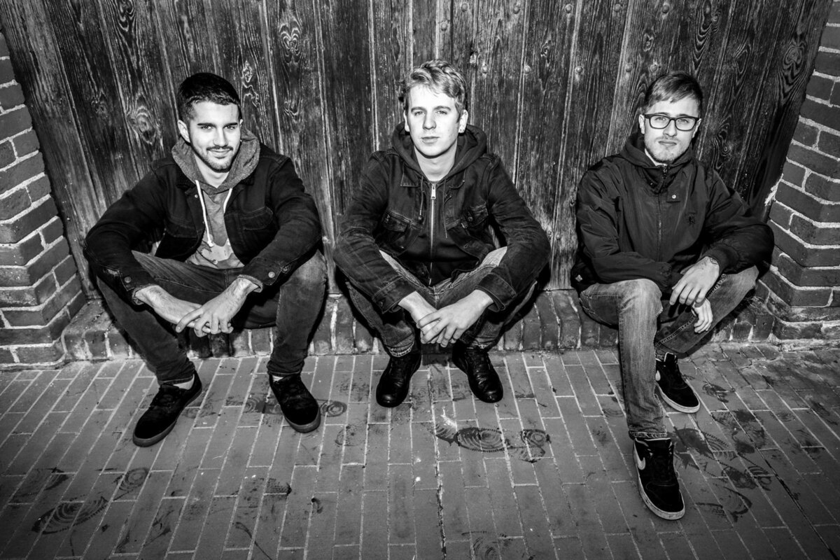 Flying Disk  Italian noise rock unit premieres new single "On The Run