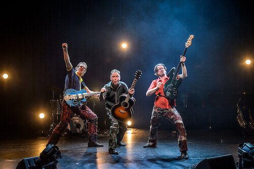 25 jaar bestaan, Muzikaal cabaret Enge Buren met voorstelling Vreemde Vogels in de theaters