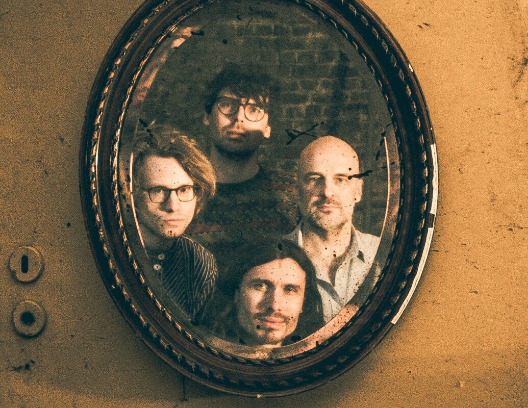 Daily Comment is de 2e single, als voorloper van het derde Stadt  album, te verschijnen 8 maart 2019.  