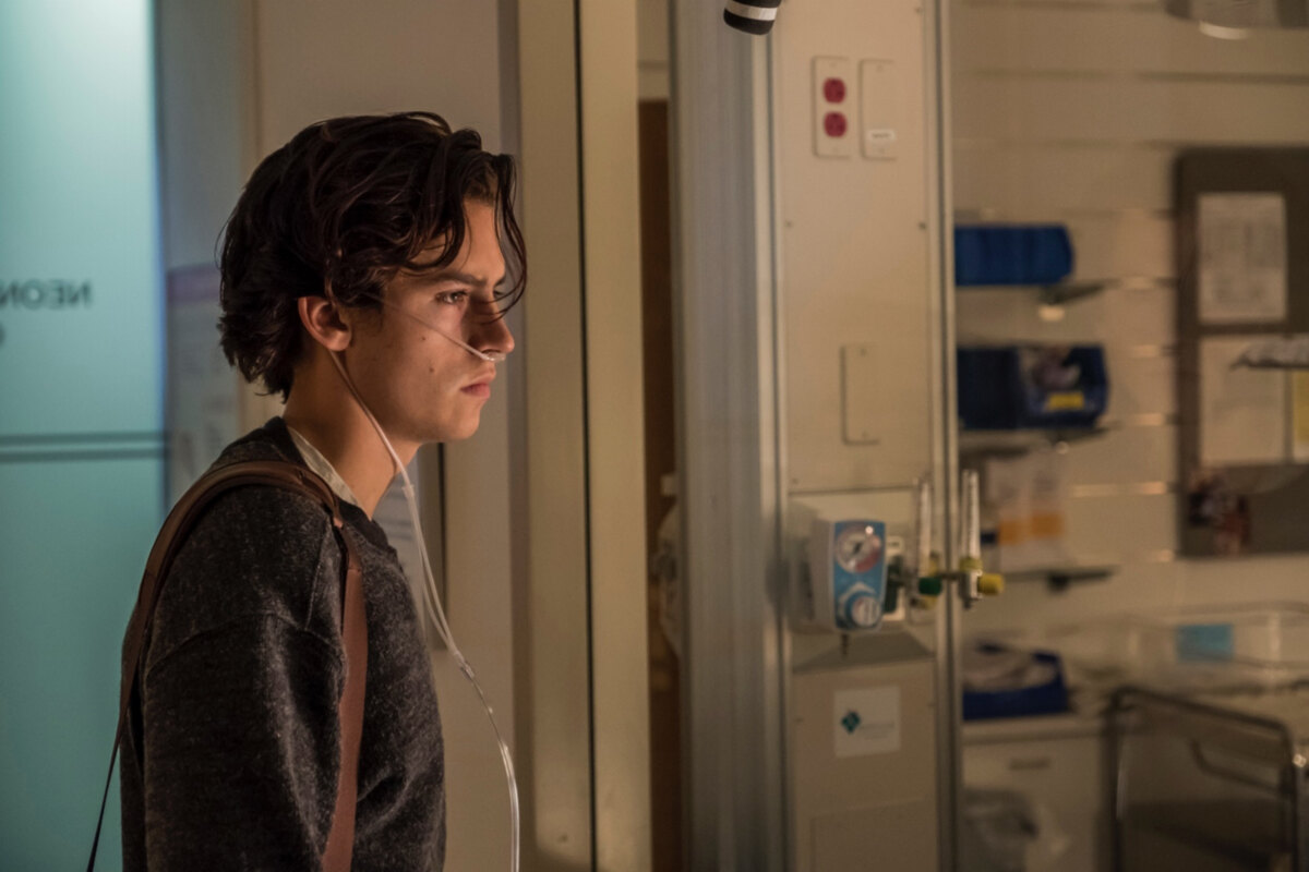 Cole Sprouse laat harten sneller kloppen in nieuwe trailer Five Feet Apart