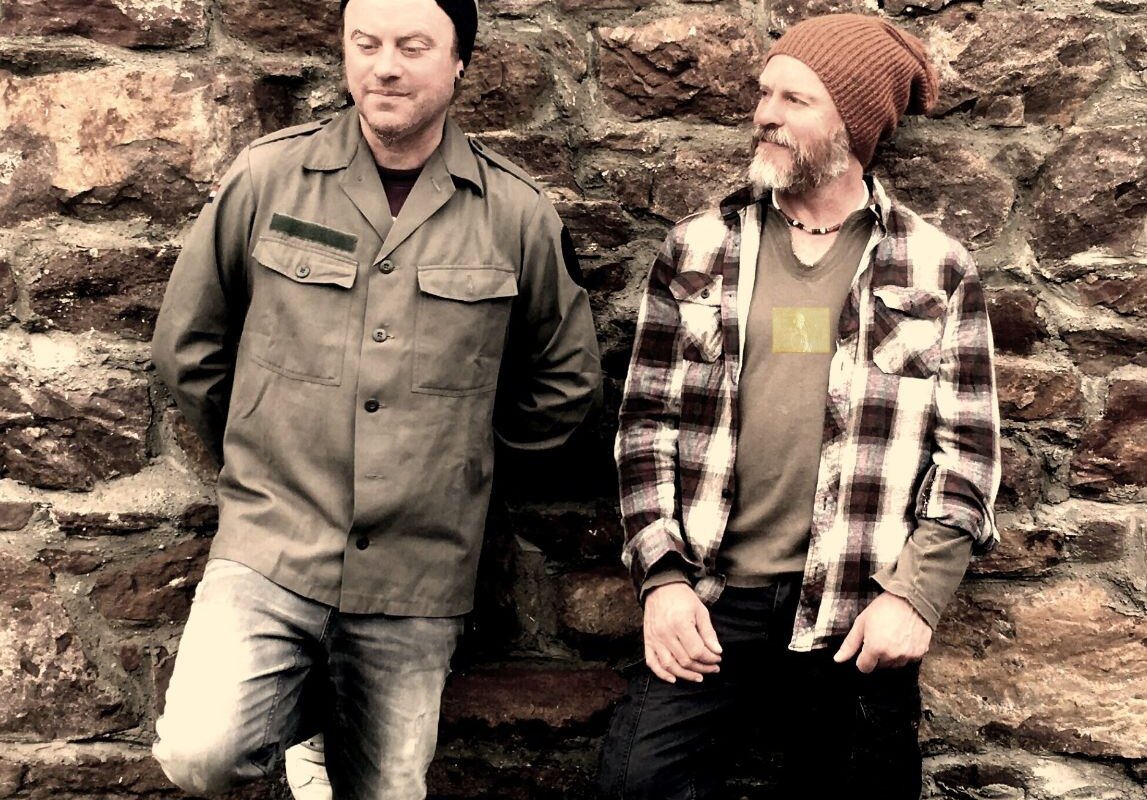 Away With Birds combineert obscuriteit met speelsheid op debuutalbum