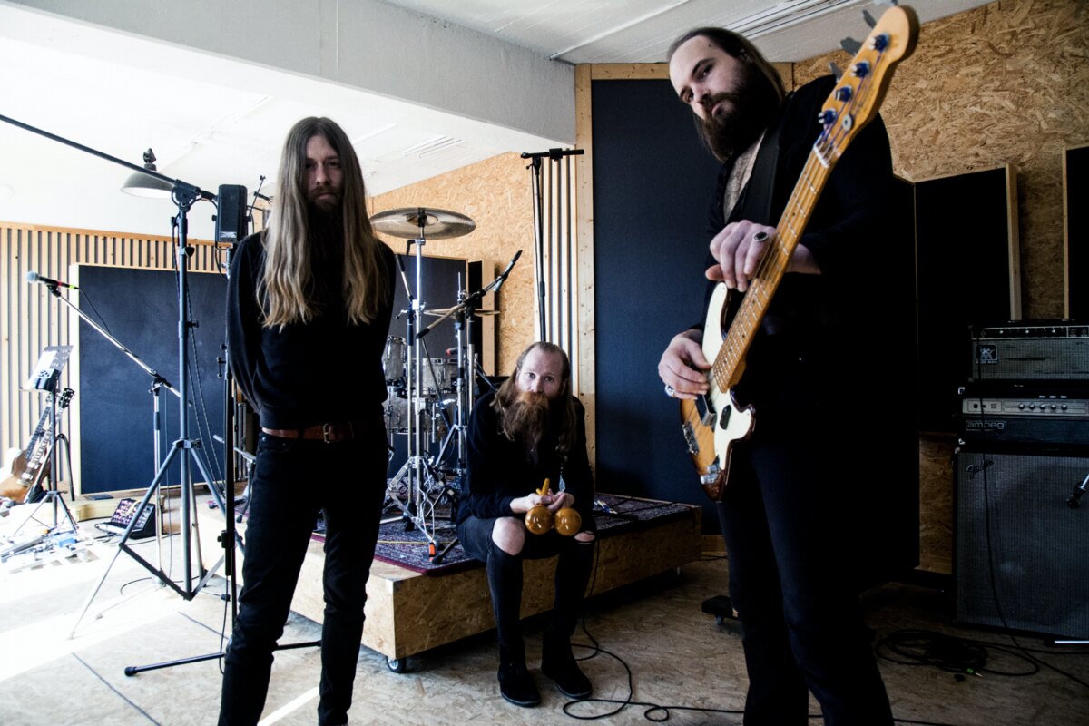 Kadavar re-new record deal, work on new album