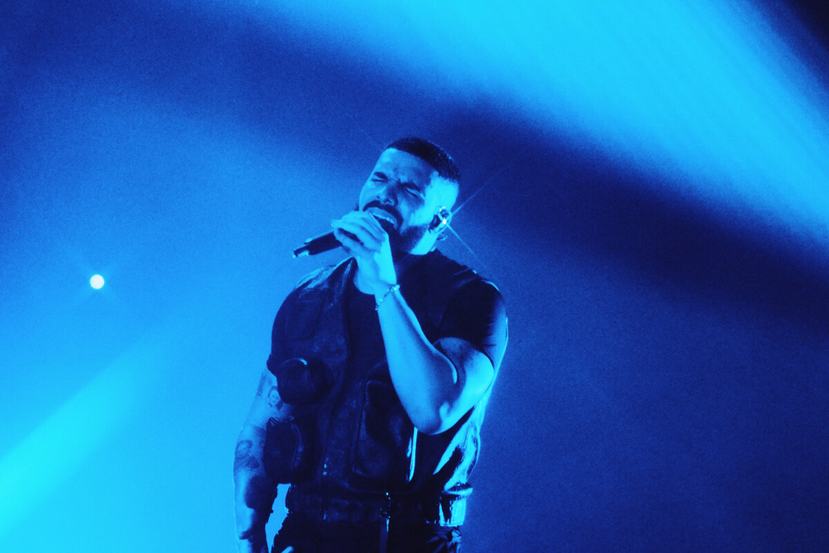 Drake maakt naam toch waar in net niet uitverkocht Sportpaleis