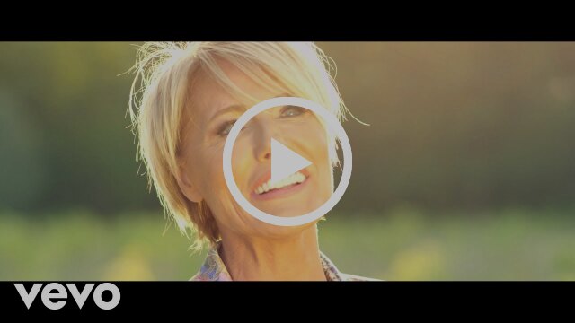 Dana Winner: zomerse videoclip voor 'Waar Jij Ook bent'