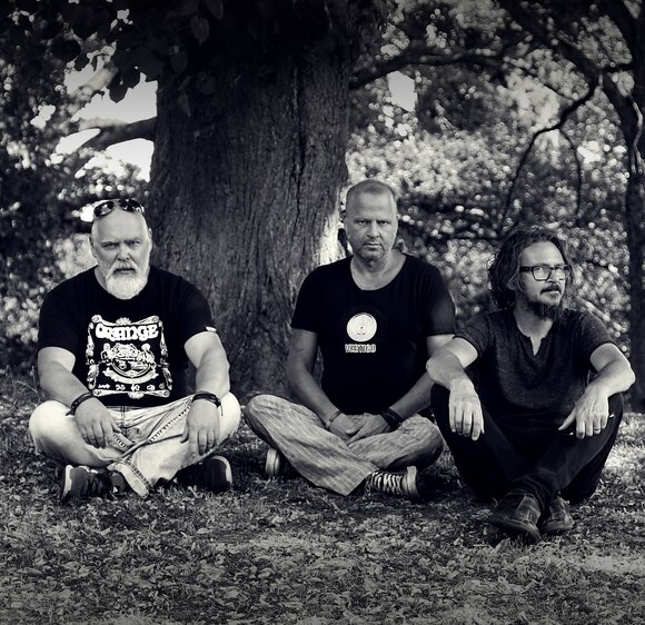 Sweden's classic heavy 'n hard rockers Grandier premiere brand new single!