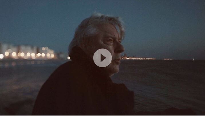 Vandaag deelt Arno de clip voor zijn nieuwe single met Oostende in de hoofdrol. 