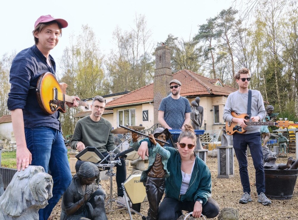 The LVE viert de eigenzinnigheid op nieuwe single 'Letters'