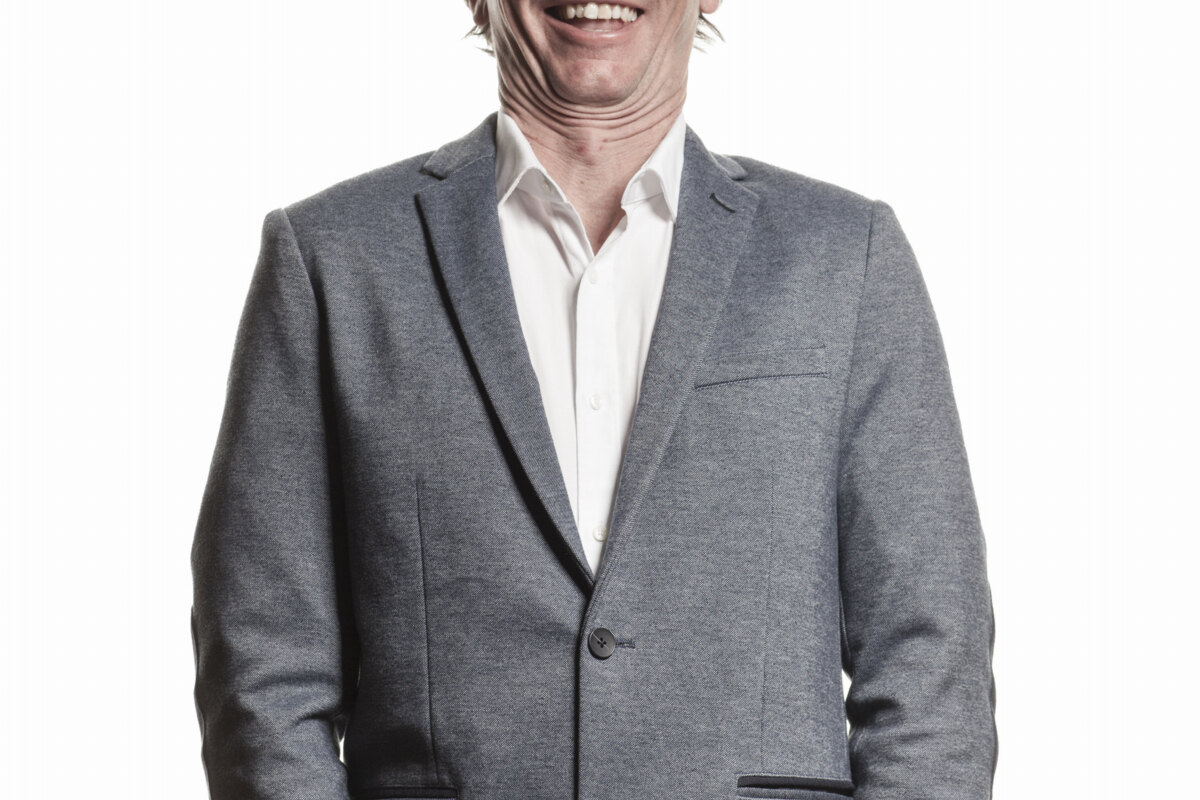 Stand-up comedian Bert Gabriëls fileert de #Eindemaands-actualiteit op De Parkies: “Met dank aan ex-Vlaams parlementsvoorzitter ‘Suske’, Kris Van Dijck!”