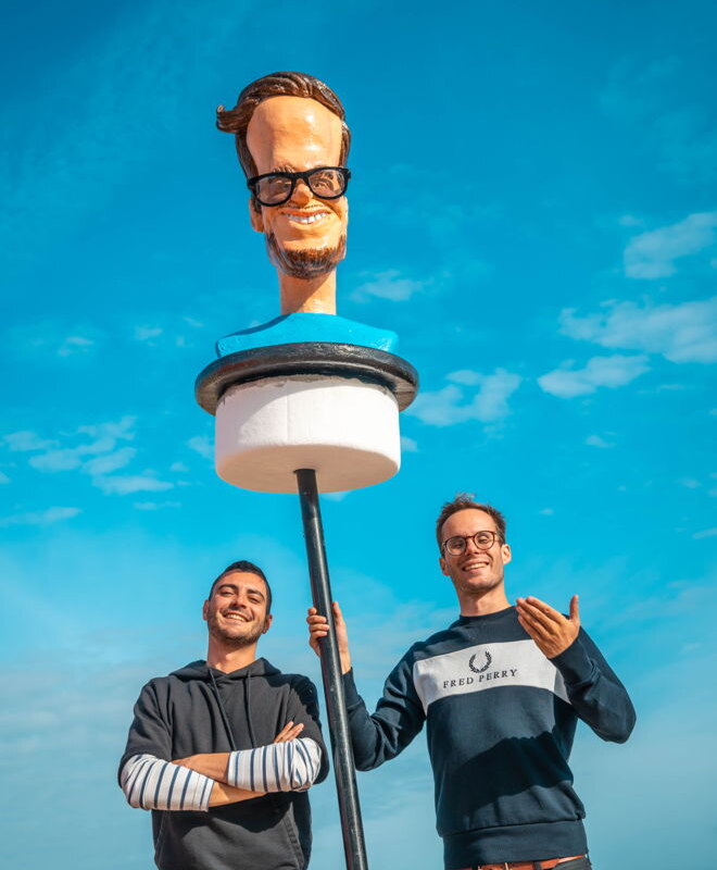 Qmusic-dj Vincent Fierens krijgt eigen verdwaalpaal op het strand van Oostende