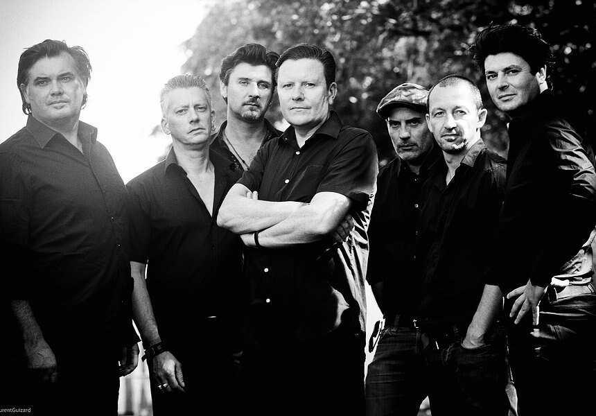 Folkformatie The Celtic Social Club brengt gloedvol eerbetoon aan The Clash’ Joe Strummer 