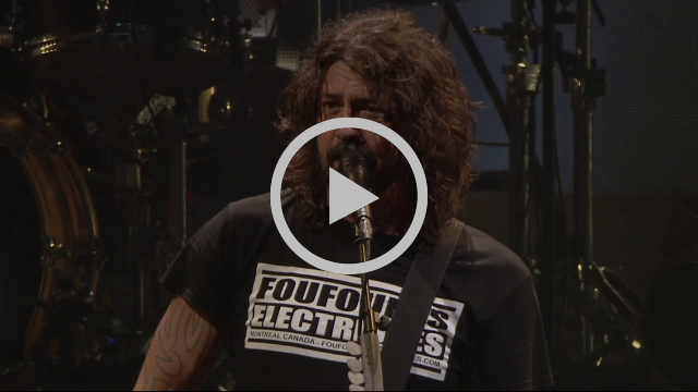 Dave Grohl nodigt fan in rolstoel uit op podium
