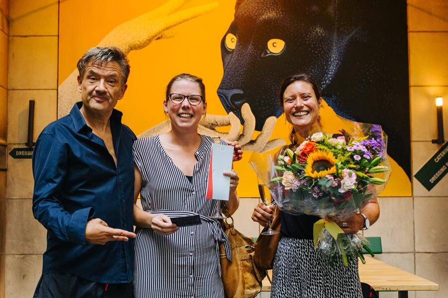 OLT Rivierenhof zet 50.000ste bezoeker in de bloemetjes