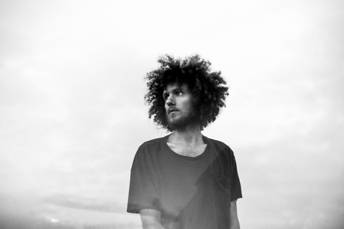Benjamin Gordon releases hypnotic new single 'Walls Fall Down'