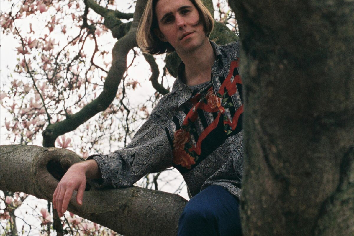 Left-field songwriter MF Tomlinson releases new single ‘Nietzsche’s Day Off’