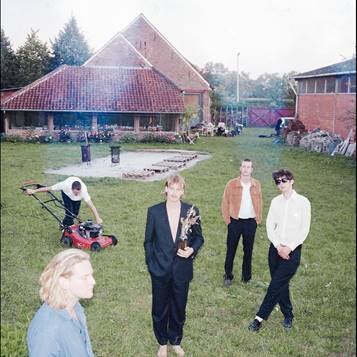 Danny Blue and the Old Socks stellen single "Boys" voor