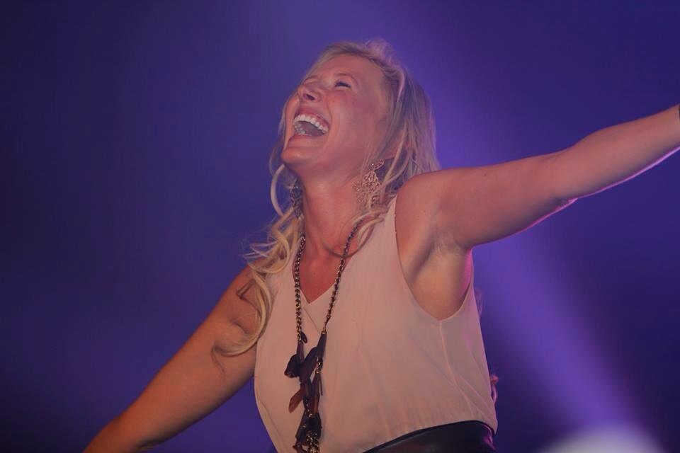 Zangeres Trisha en Dennie Damaro Producties gaan samenwerken