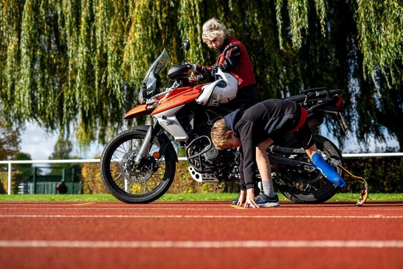 Stefanie Callebaut (SX) rijdt 'De Warmste Laars Van Italië' voor sportprothesen voor kinderen