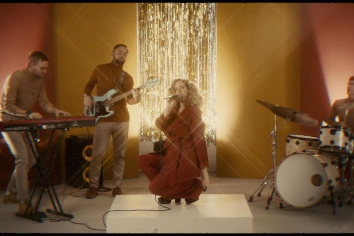 Hannah Grace releases gorgeous retro 'Blue' video