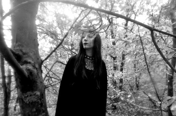 Experimental solo artist Lili Refrain album details and shares brand new video!