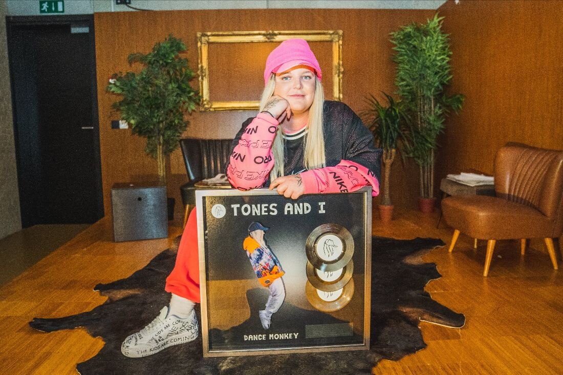 Tones And I ontving een triple platinum award tijdens haar concert in het Depot 