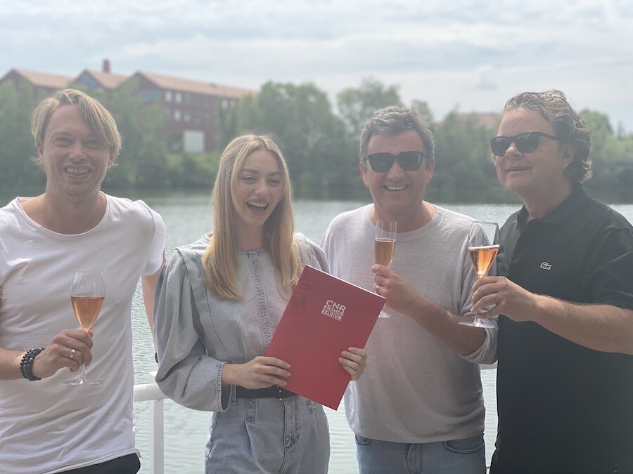 Camille Dhont (19) krijgt een platencontract voor haar verjaardag!