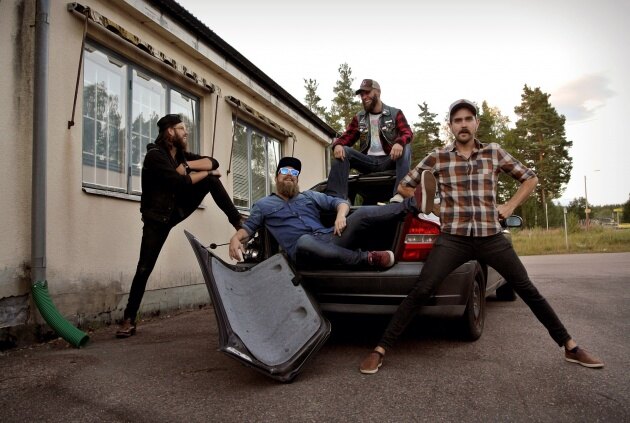 SVÄRD (feat. members of AHAB & IN MOURNING) premiere brand new video!