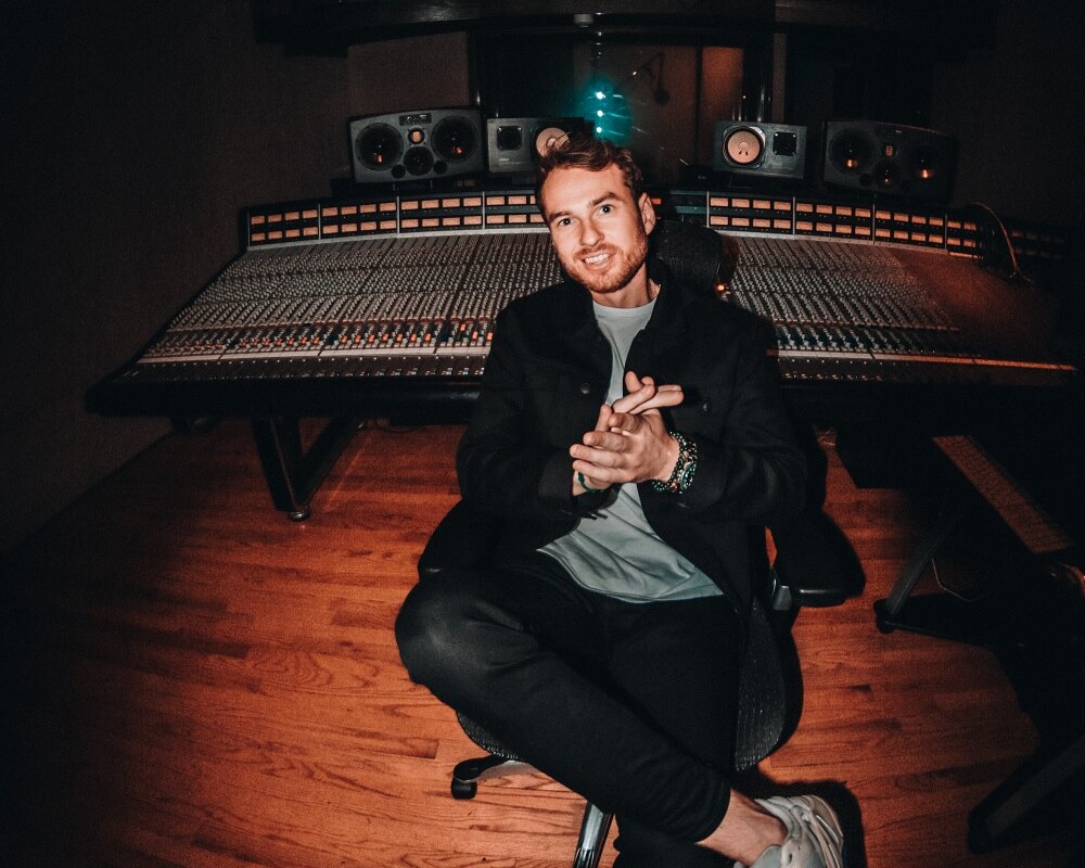 Avedon tekent bij Warner Music Benelux