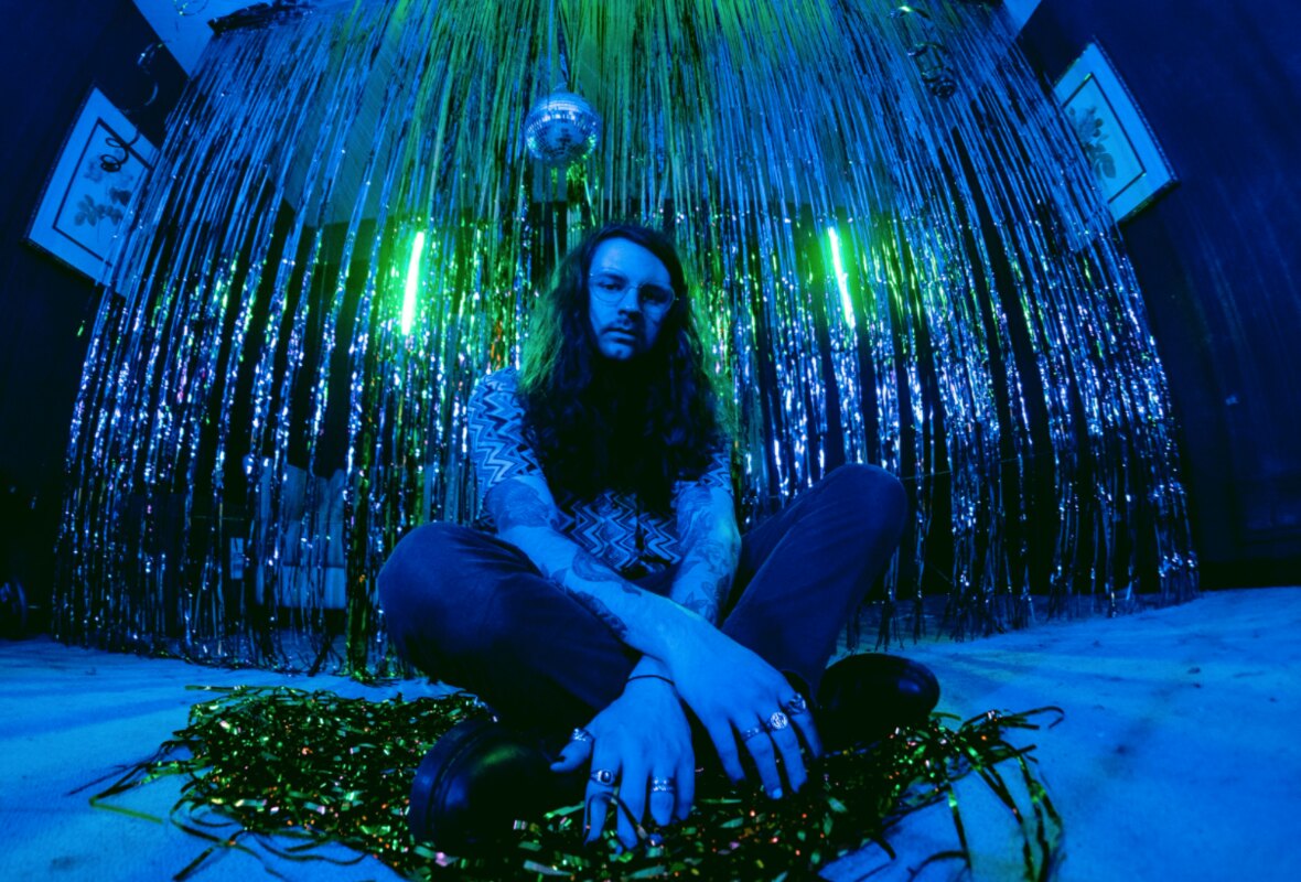 Chicago Emo-Pop/Emo Rap Artist Safehold Releases New Video "Loose Ends"; 'Boyish' Full-Length Out July 24