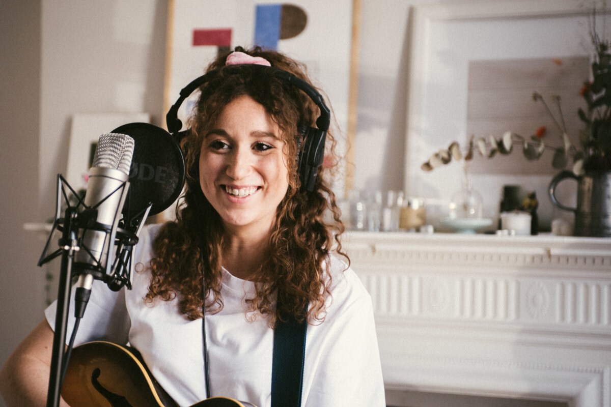 Marie Naffah shares acoustic video for new single 'The Cage'