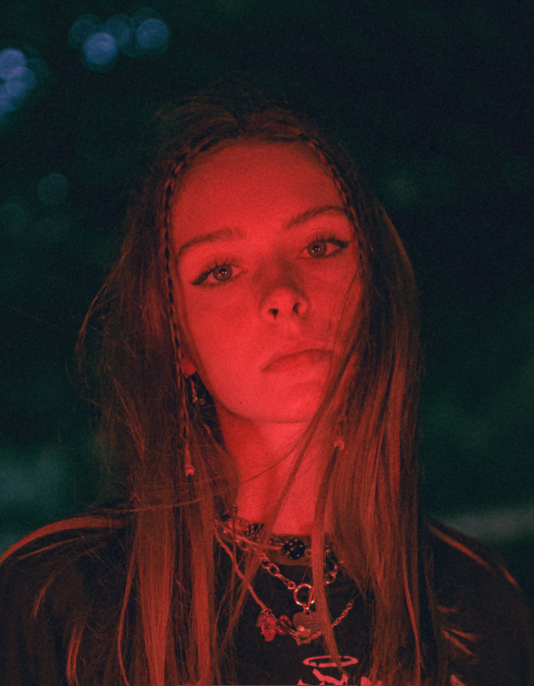 Britse artieste Holly Humberstone releaset haar gloednieuwe langverwachte EP ‘Falling Asleep At The Wheel’ en lost haar nieuwe single ‘Drop Dead’