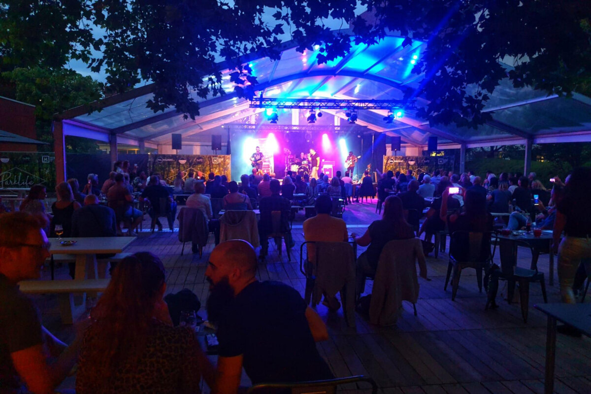 Sezoens en Maxim Willems (Café Café) verlengen het festivalseizoen