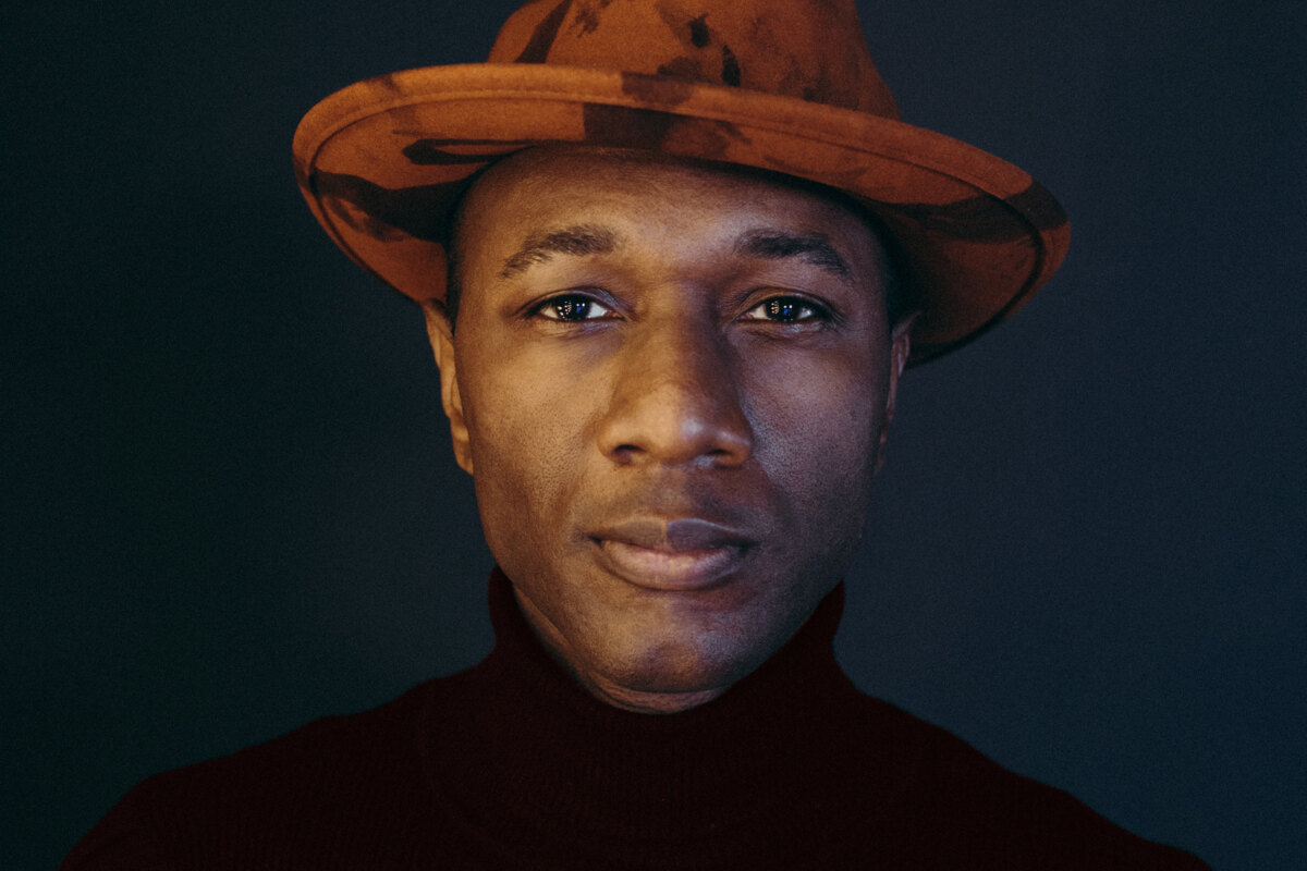 Aloe Blacc releases single "Hold on tight" from upcomping album "All love everything"