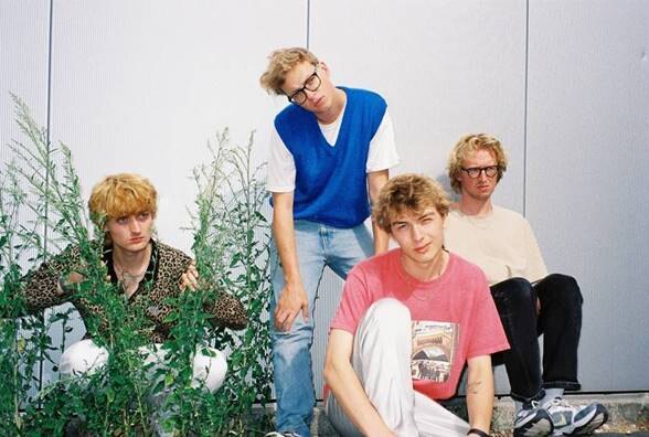 Banji listen to 'LISTEN' (produced by Jeroen De Pessemier)
