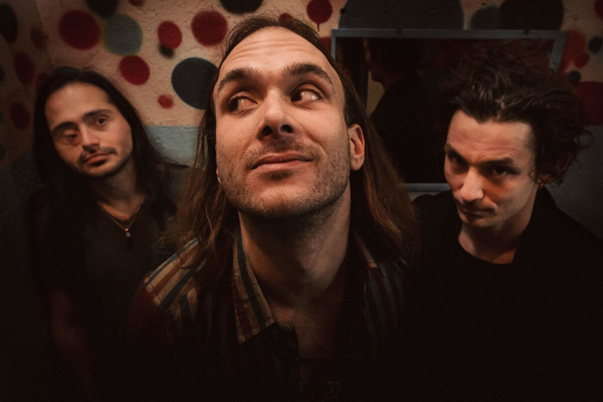 Swiss alternative/psych-rock power-trio Dirty Sound Magnet streamed entire new live album // 'Live Alert' out on on CD, LP & Digital through Hummus Records