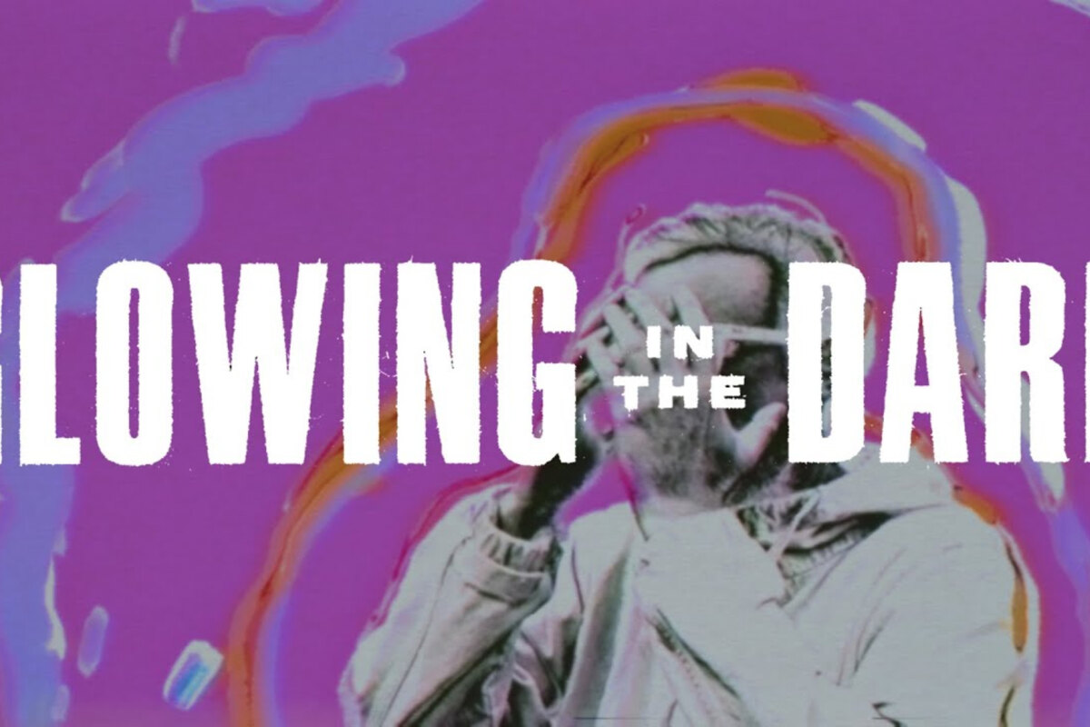 Django Django stelt nieuw album Glowing in The Dark voor en brengt gelijknamige titeltrack uit.