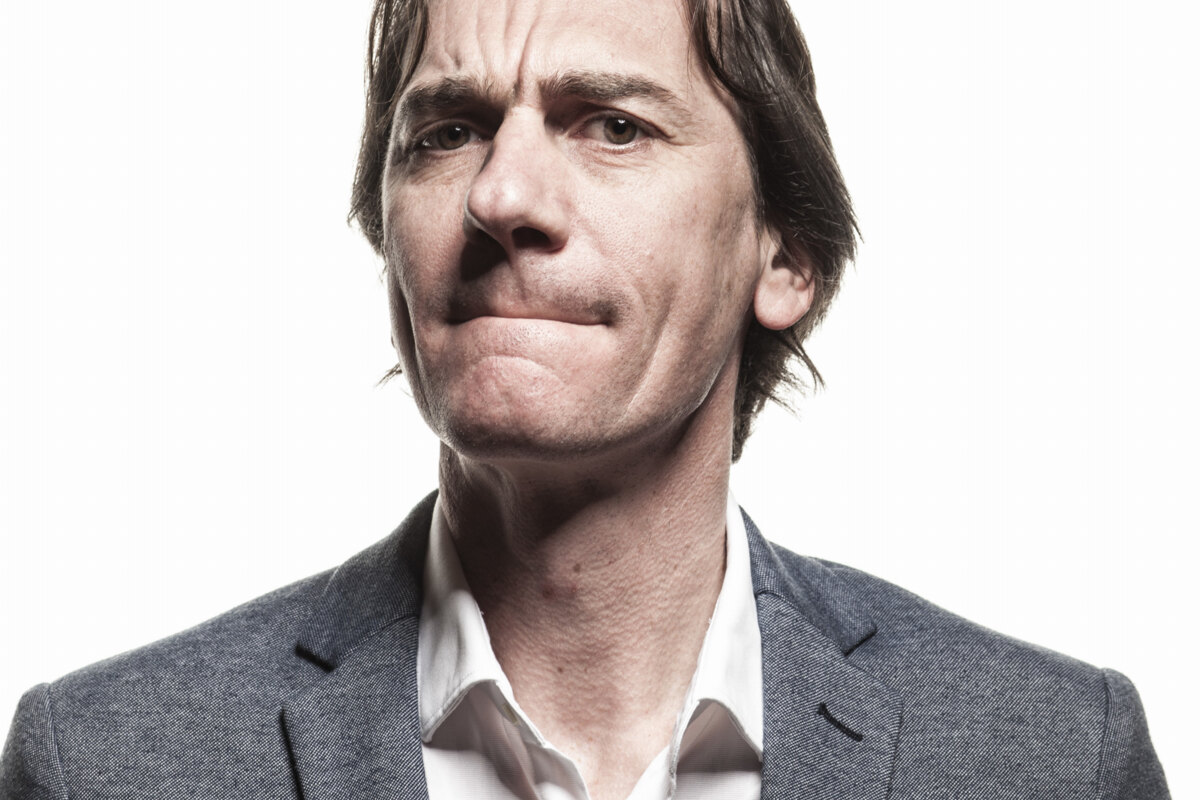 Humorist Bert Gabriëls: “Dit jaar gaan we voor een 3de eindejaarsconference, met volle zalen waar iedereen luidop kan meelachen met de actualiteit!”