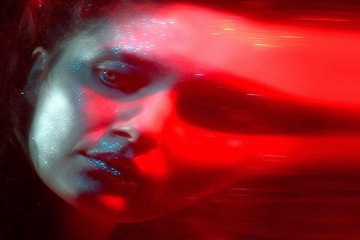 Uma Chine stelt nieuwe single "Visits" voor uit aankomend album