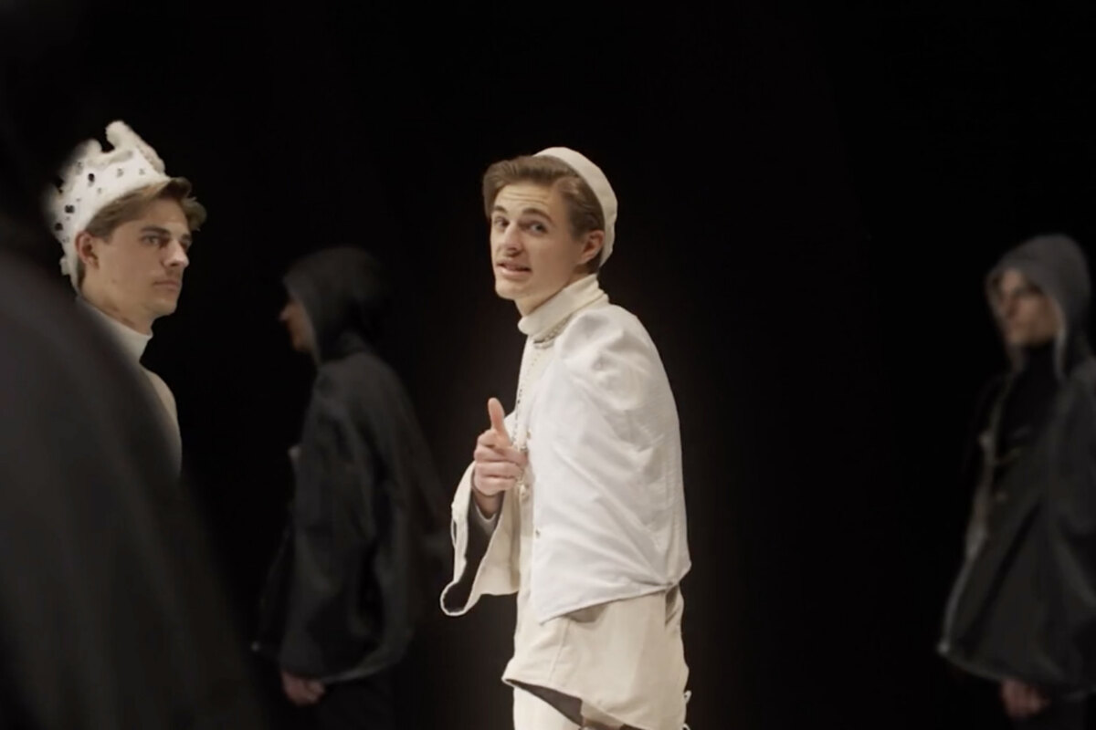 Wie zet rapper Daniël Busser schaakmat in z’n spectaculaire videoclip?