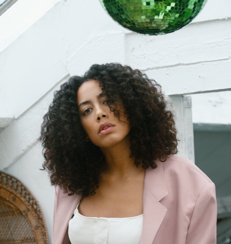 Jayda G announce the upcoming release of her DJ-Kicks mix for the prestigious series by !K7 records. Alongside today’s announcement, 