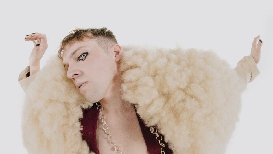 Mustii is terug met zijn nieuwe single 'Alien'