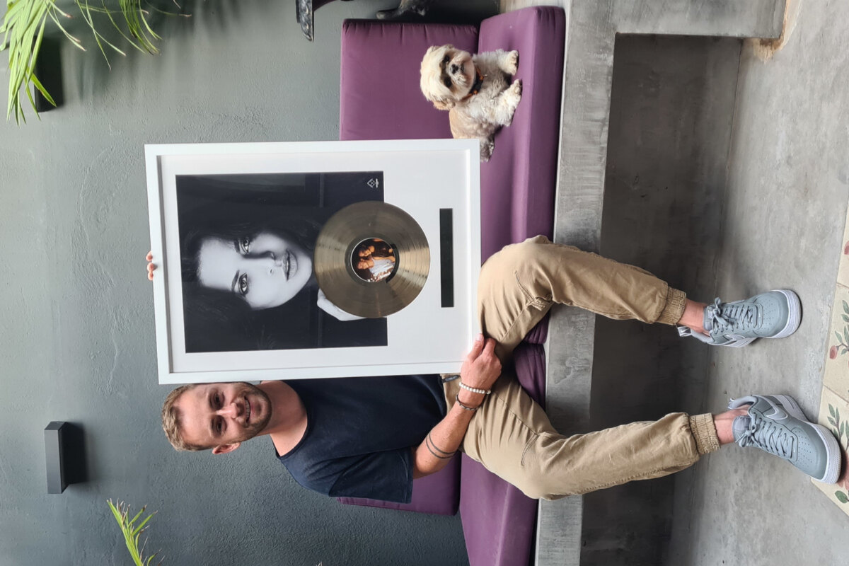 Eerste goud voor Kenn Colt: “Zo zot en mijn nieuwe single wordt volop gestreamd in Spanje en Mexico!”