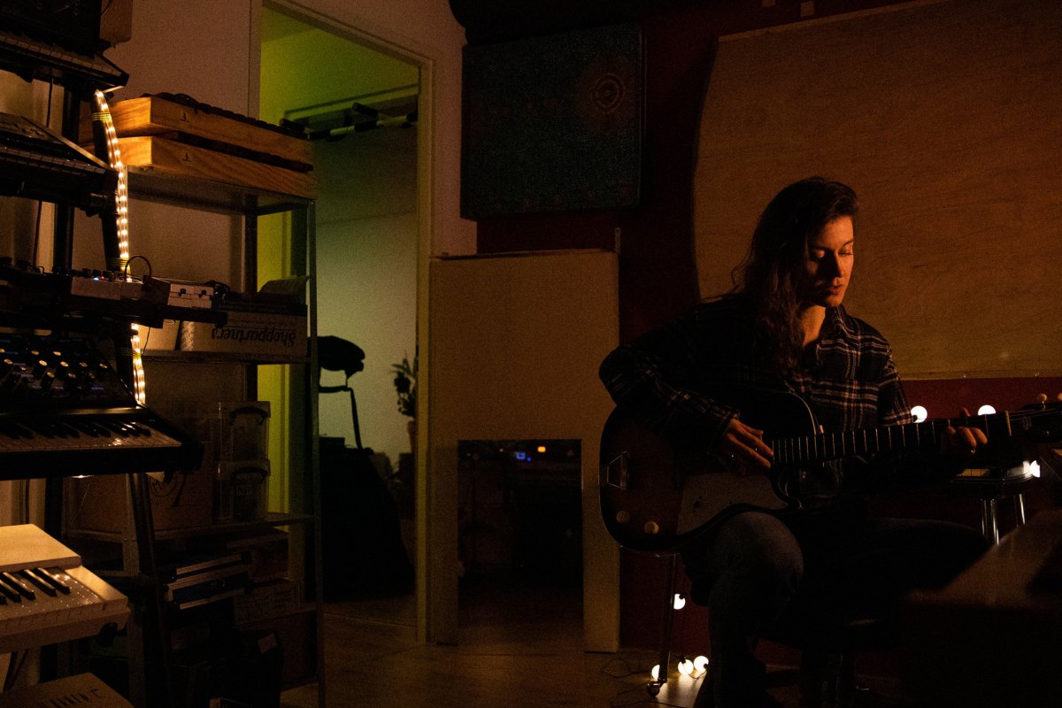Tessa Rose Jackson, aka Someone, stelt vandaag haar single Strange World voor