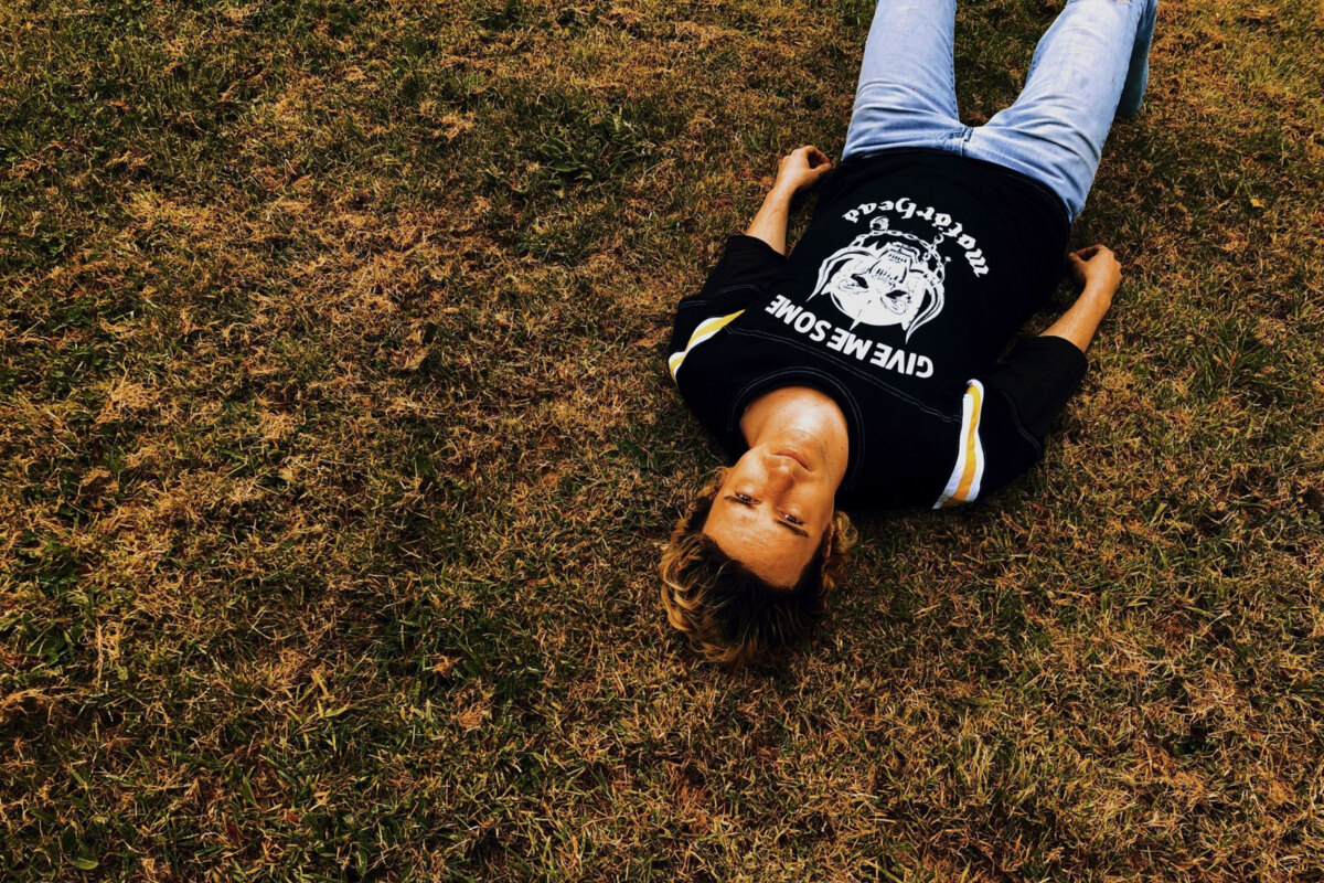Johnny Lloyd Announces New Solo Record: ‘La La La’ + Unveils Laid-Back Lead Single: ‘2367’