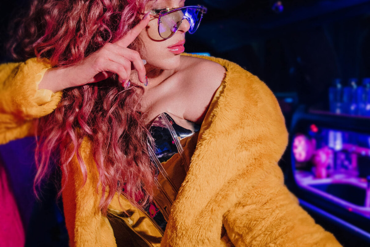 Ayla Dunes dropt de catchy empowering-song ‘No Ordinary Woman’