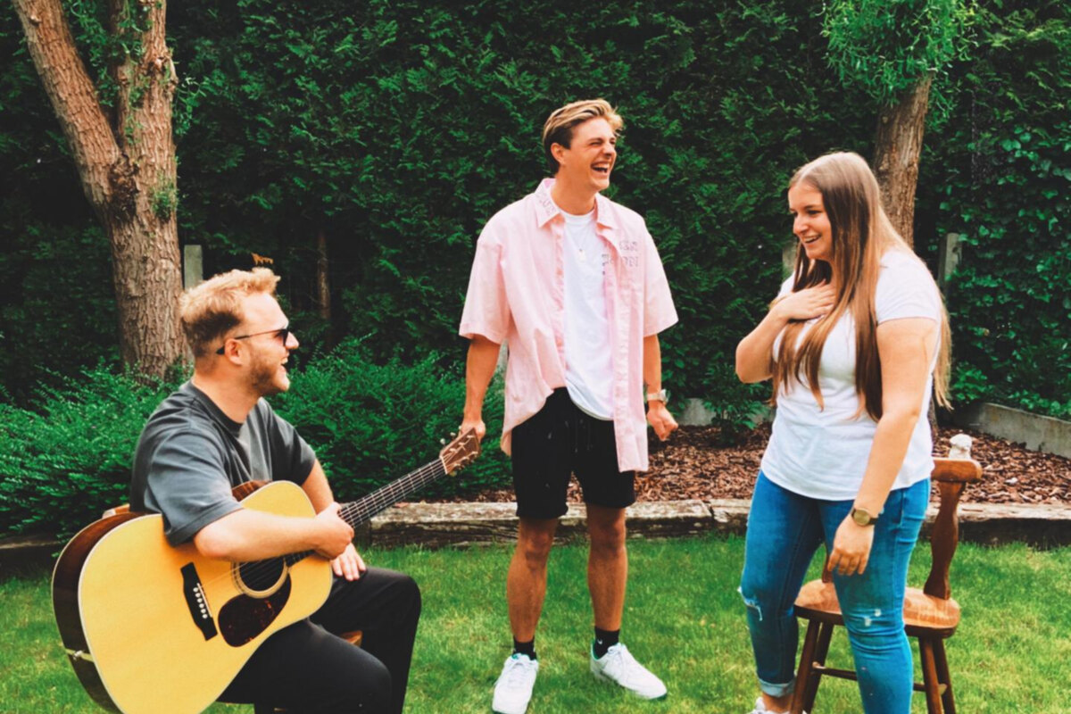 Daniël Busser overdondert Yani uit Kessel-Lo met een tuinconcert