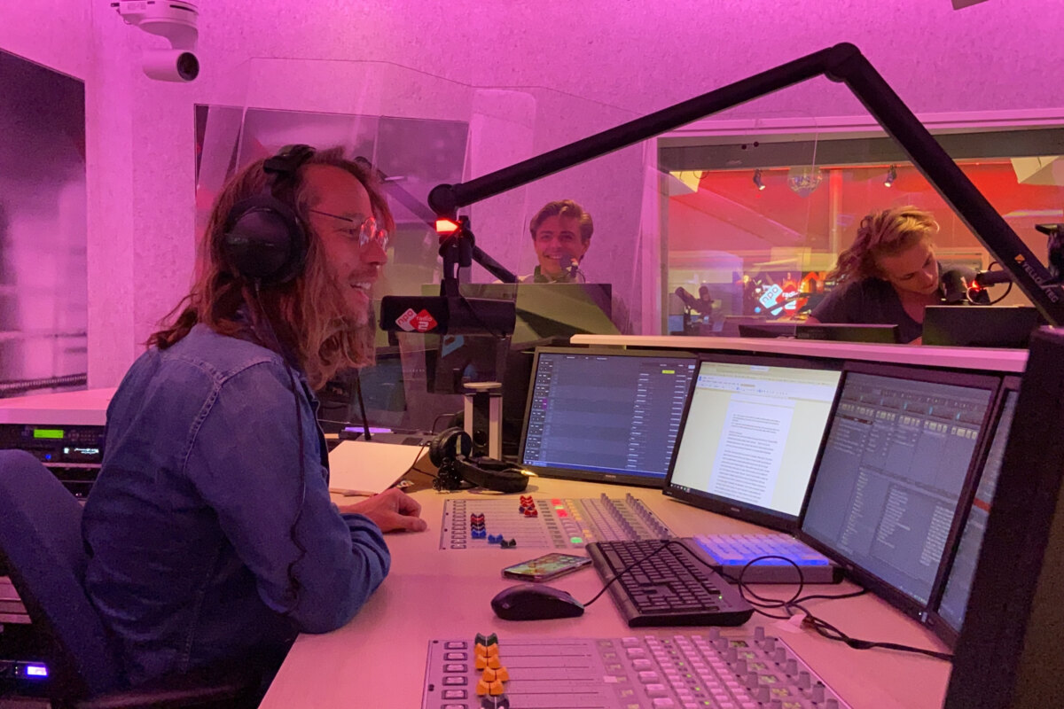 Nederlandse radio-dj Giel Beelen nodigde Daniël Busser uit in zijn populaire ochtendshow