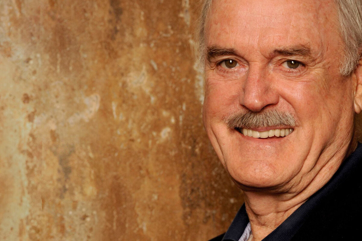 Extra shows John Cleese in Nederland